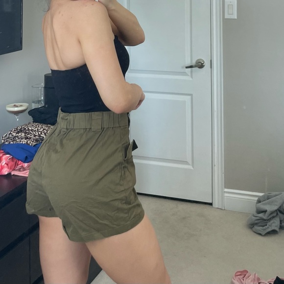 Green cargo shorts with pockets - Picture 2 of 2